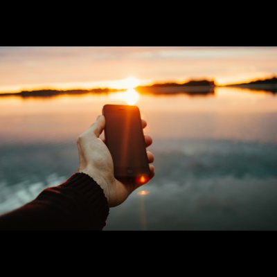 Hand som håller telefon