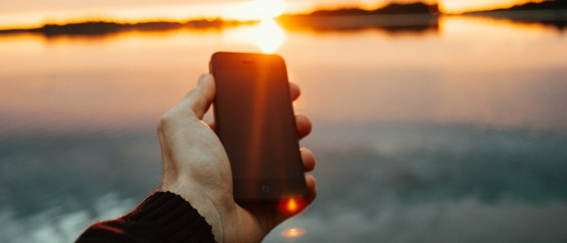 Hand som håller telefon