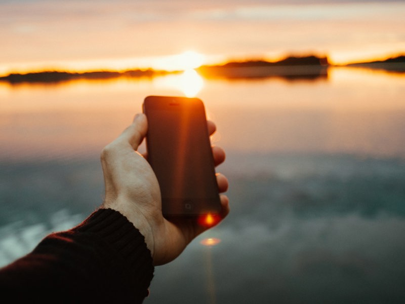 Hand som håller telefon