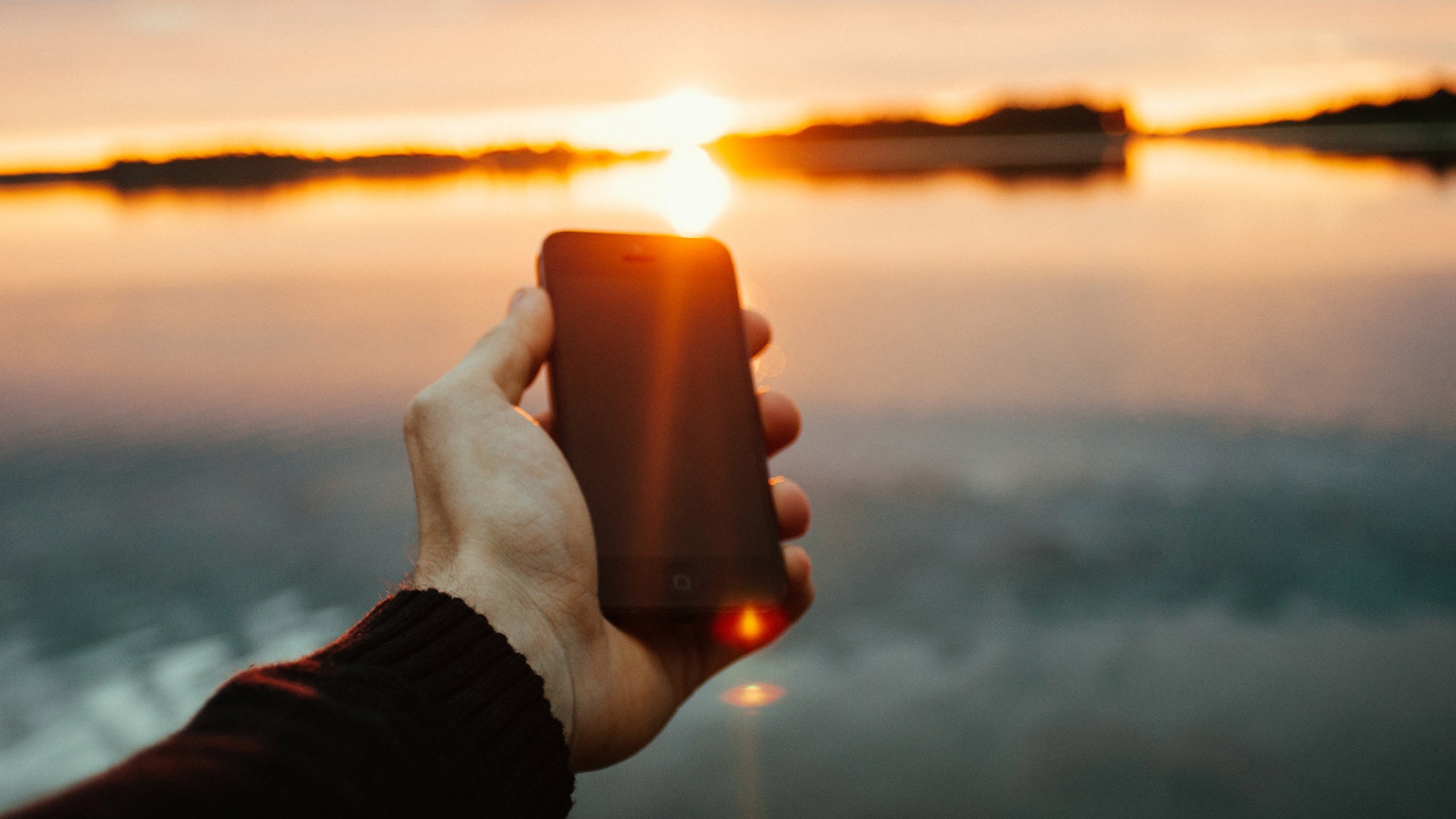 Hand som håller telefon