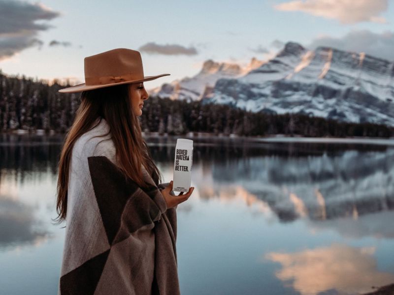 Kvinna som håller vattenflaska