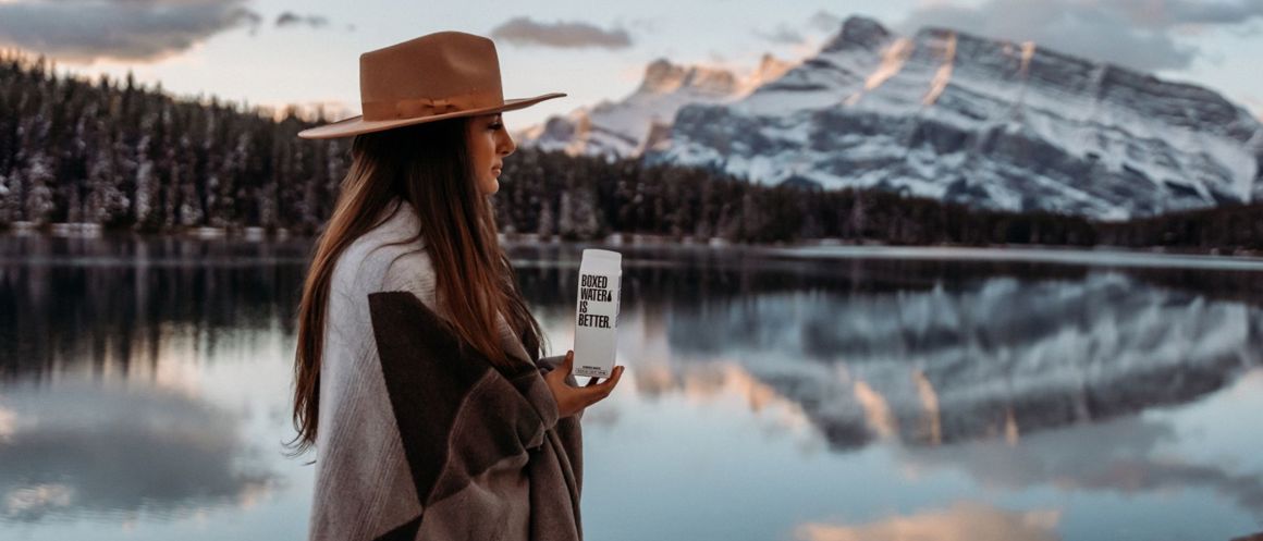 Kvinna som håller vattenflaska